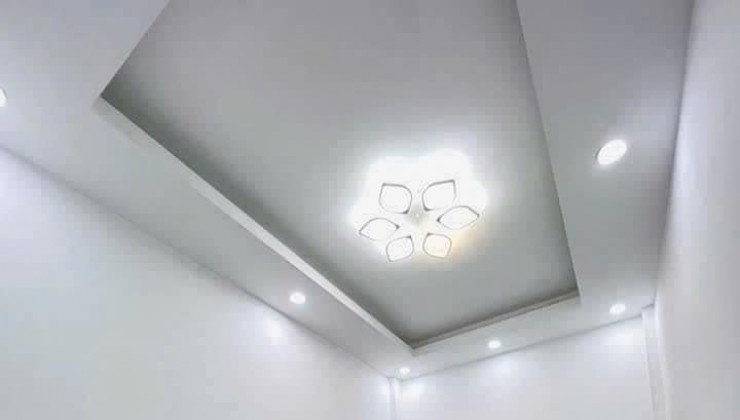 Cho thuê nhà trong ngõ Đê Tô Hoàng. Diện tích 60m2 -3tầng - 5 ngủ - 2vs, giá 15triệu